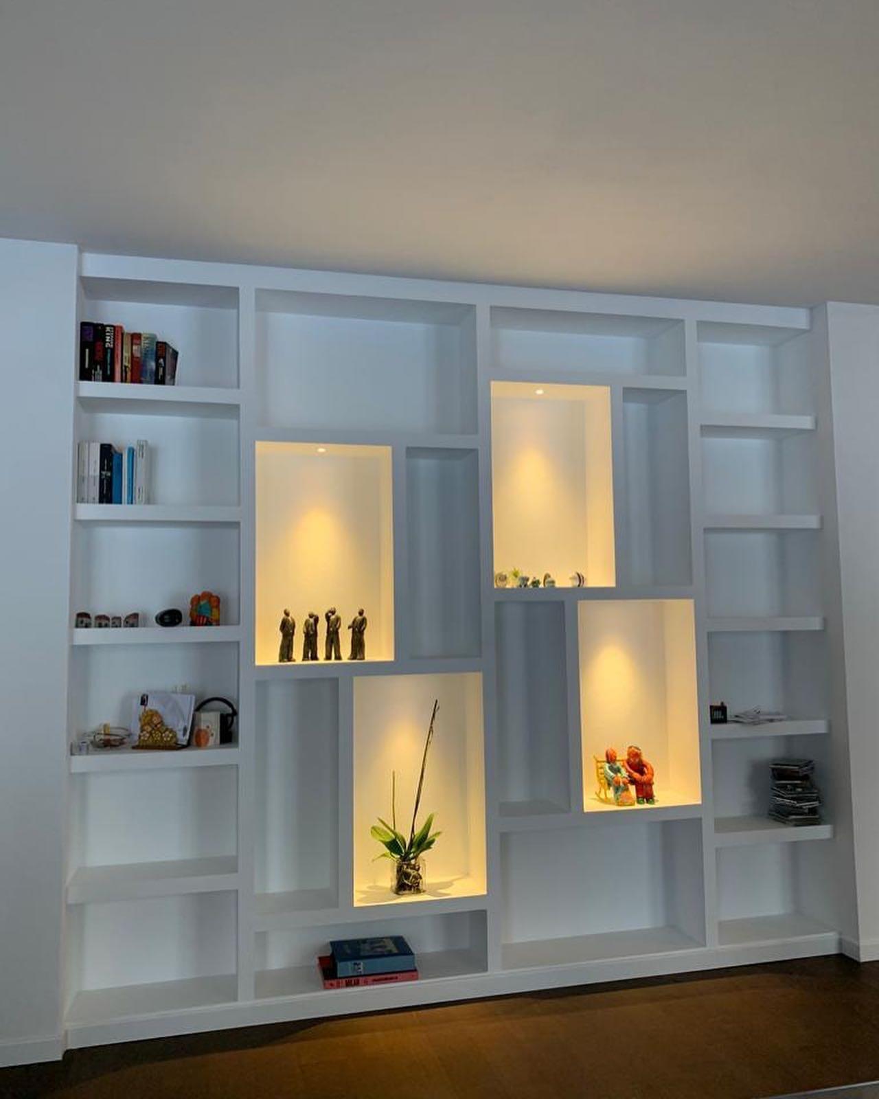 Libreria con faretti